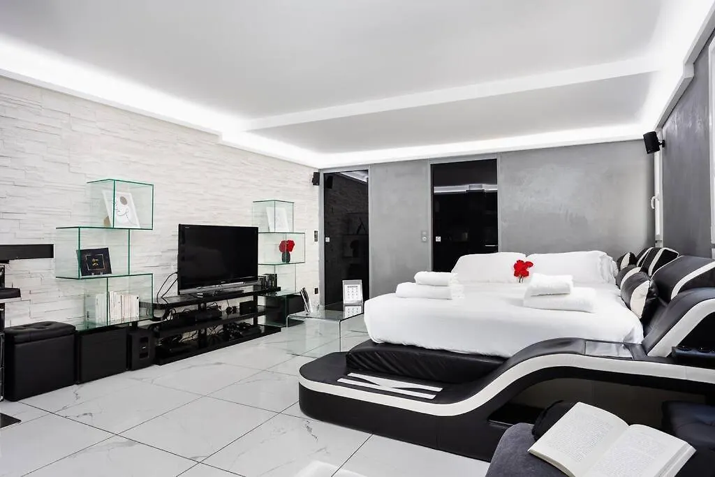 Modern Loft In Paris Center! contacts